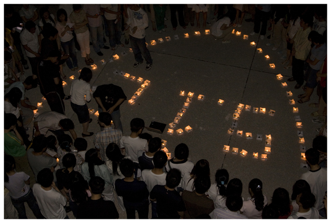 烛光悼念汶川地震遇难同胞图(1)